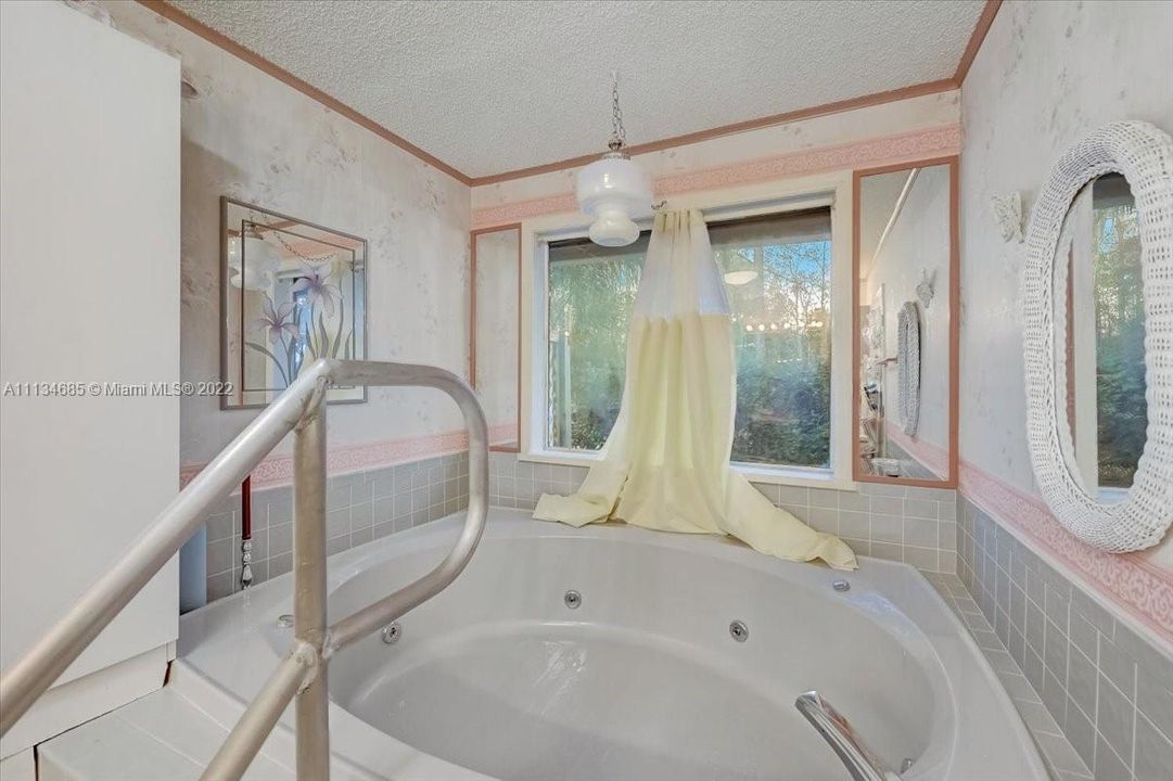 Main Bedrooms Bathroom with Dual Showers & Jacuzzi Tub