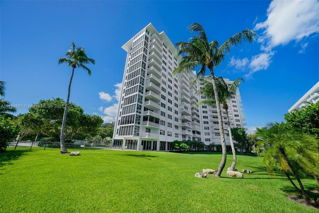 Recently Sold: $1,600,000 (2 beds, 2 baths, 1320 Square Feet)