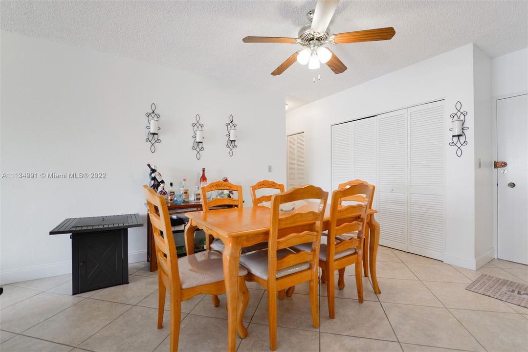 Recently Sold: $329,000 (1 beds, 1 baths, 870 Square Feet)