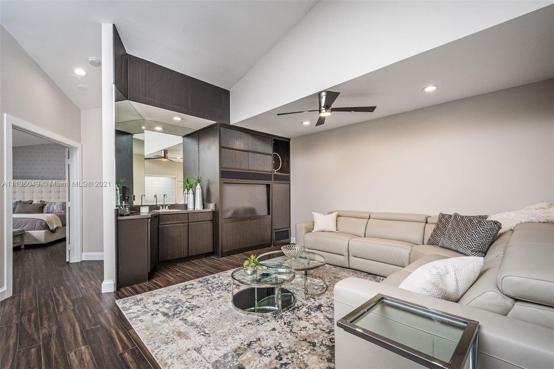 Recently Sold: $749,000 (3 beds, 2 baths, 2581 Square Feet)