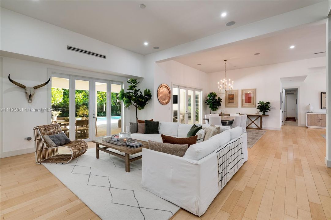 Recently Sold: $3,300,000 (4 beds, 4 baths, 3707 Square Feet)