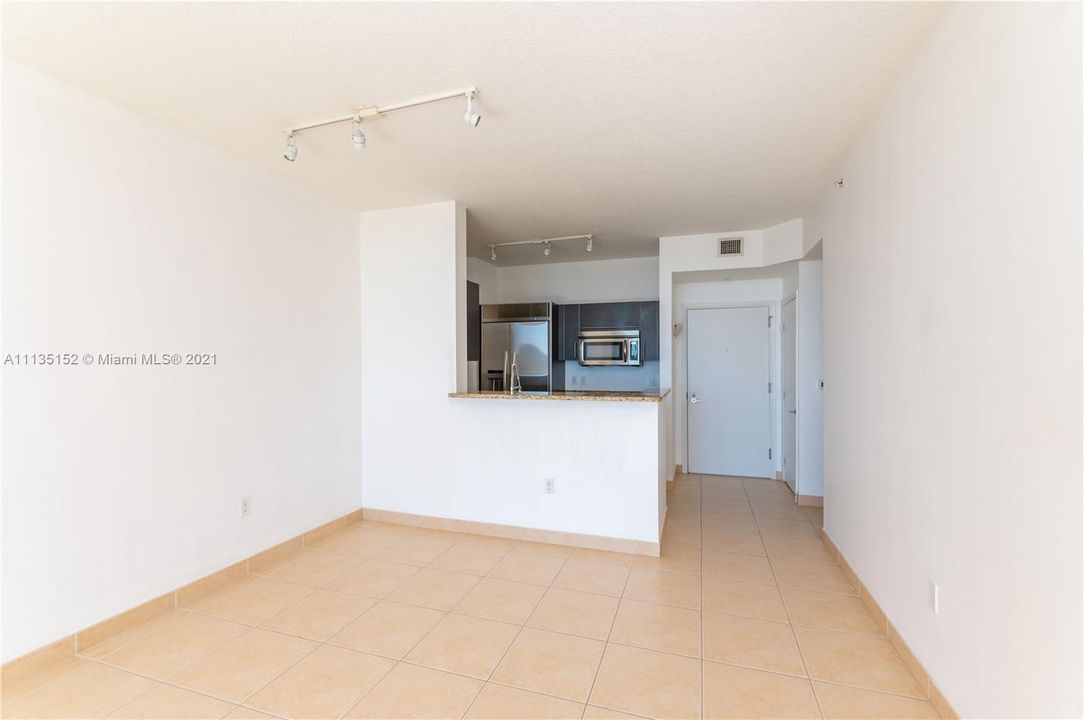 Recently Sold: $350,000 (1 beds, 1 baths, 820 Square Feet)