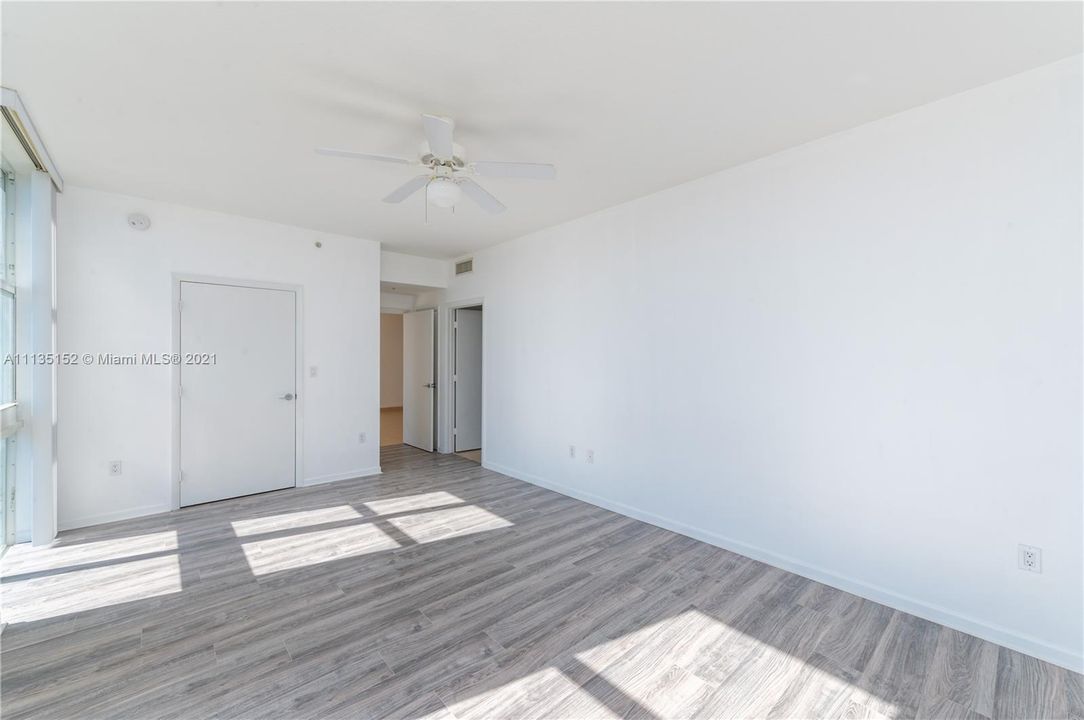 Recently Sold: $350,000 (1 beds, 1 baths, 820 Square Feet)