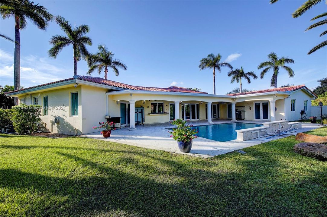 Recently Sold: $1,975,000 (6 beds, 3 baths, 3672 Square Feet)