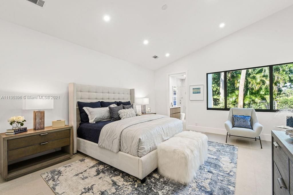 Recently Sold: $2,700,000 (3 beds, 4 baths, 2692 Square Feet)