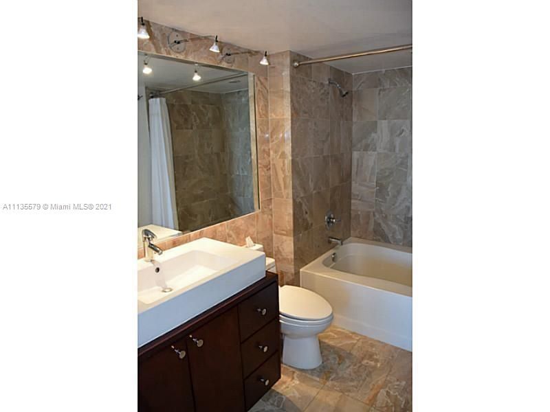 最近售出: $999,000 (2 贝兹, 2 浴室, 1090 平方英尺)