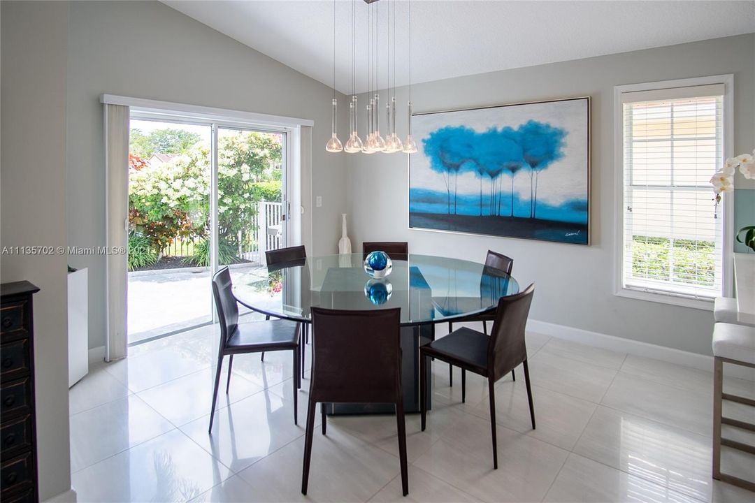 Недавно продано: $650,000 (3 спален, 2 ванн, 2268 Квадратных фут)