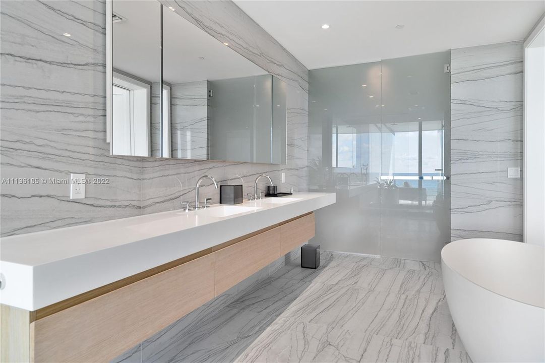 Recently Sold: $5,750,000 (3 beds, 3 baths, 2233 Square Feet)