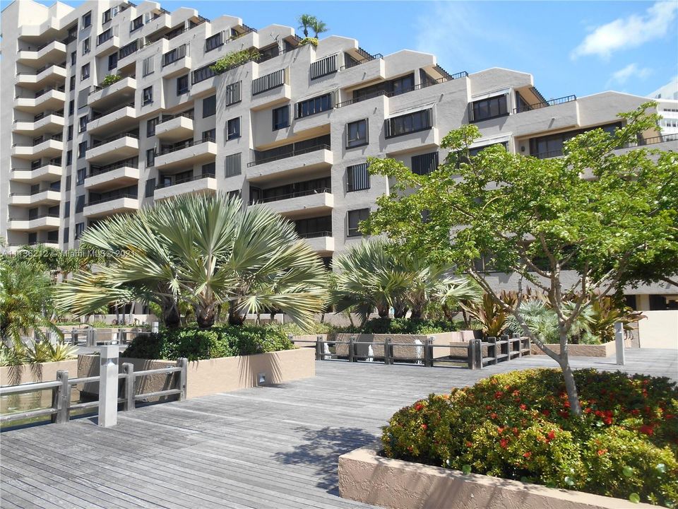 Recently Sold: $1,200,000 (2 beds, 2 baths, 1790 Square Feet)
