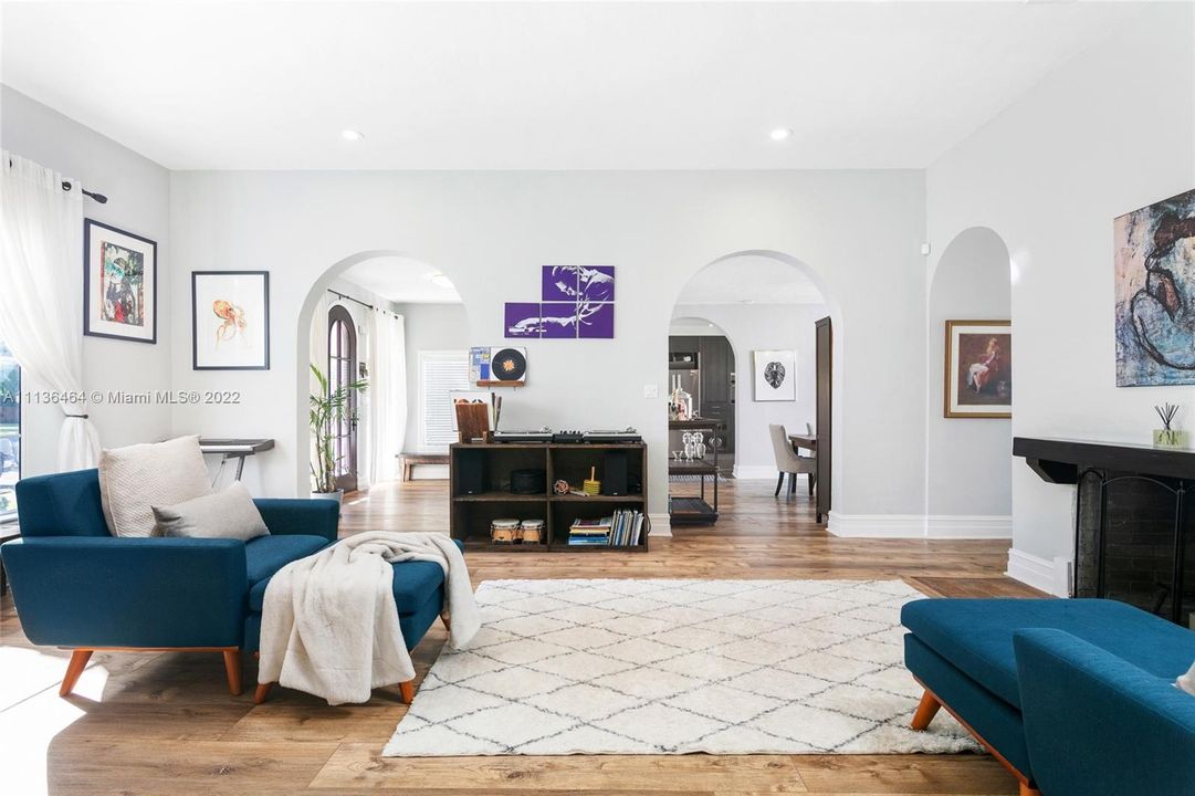 Recently Sold: $2,495,000 (5 beds, 3 baths, 3167 Square Feet)