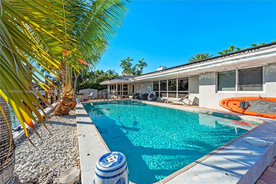 Recently Sold: $3,000,000 (4 beds, 3 baths, 3312 Square Feet)
