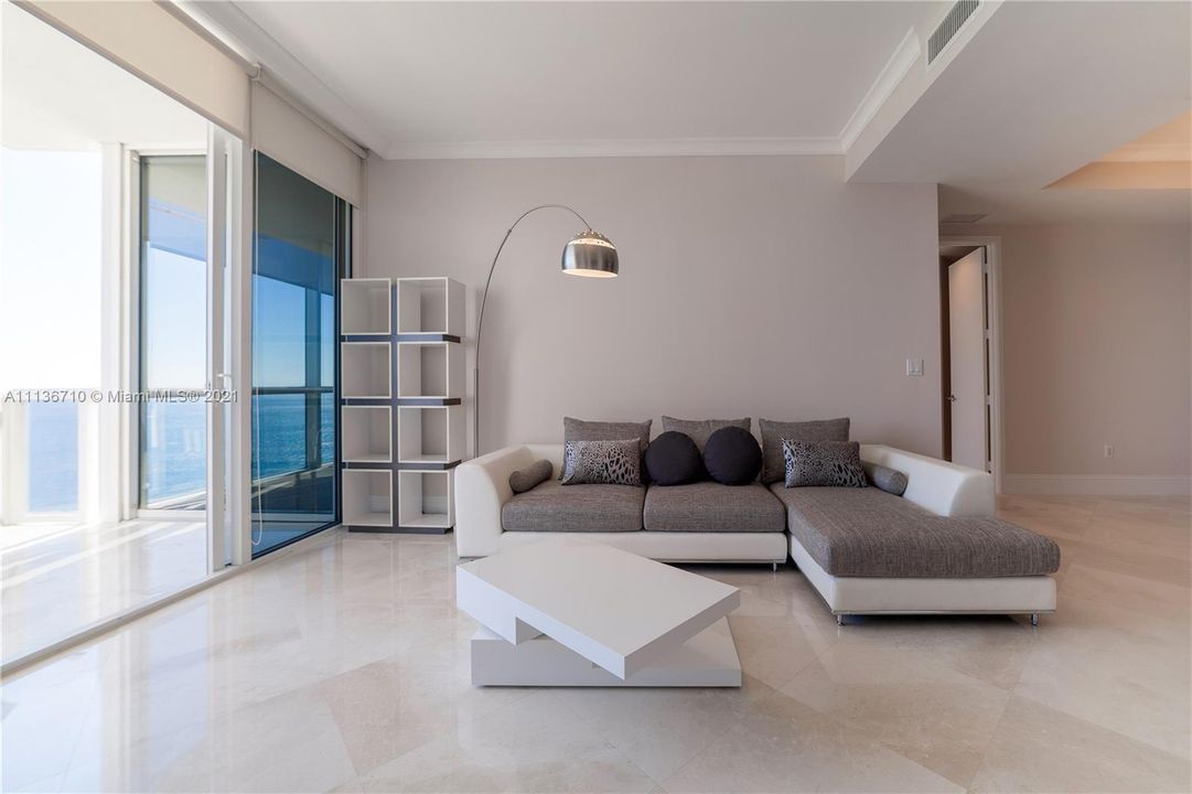 最近售出: $1,445,000 (2 贝兹, 2 浴室, 1614 平方英尺)