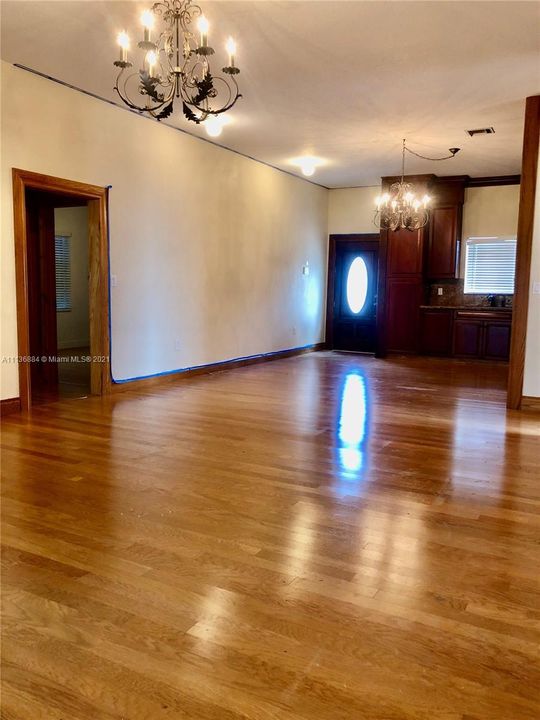 Recently Rented: $3,200 (3 beds, 2 baths, 1800 Square Feet)