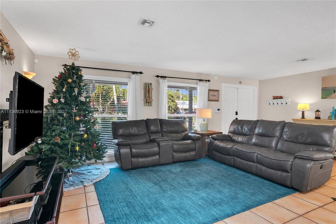 Recently Sold: $680,000 (3 beds, 2 baths, 1533 Square Feet)