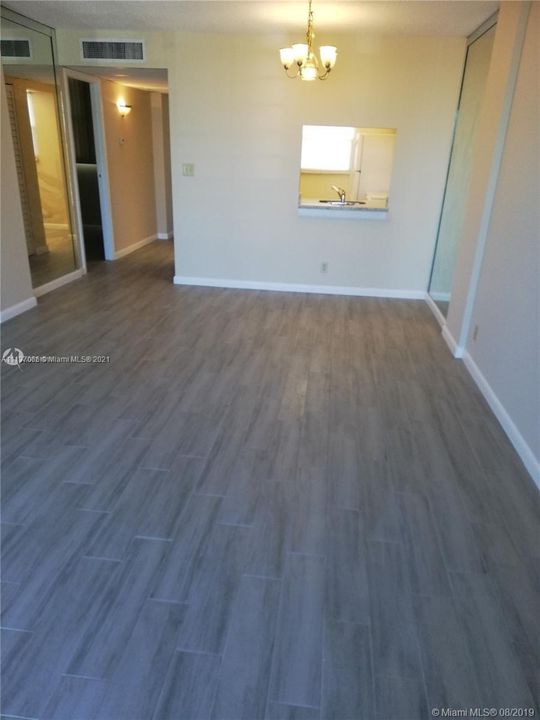 Recently Rented: $1,650 (2 beds, 2 baths, 975 Square Feet)