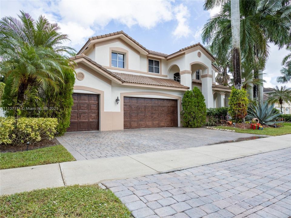 Recently Sold: $949,900 (5 beds, 4 baths, 3696 Square Feet)