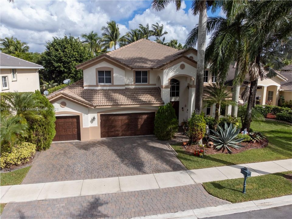 Recently Sold: $949,900 (5 beds, 4 baths, 3696 Square Feet)