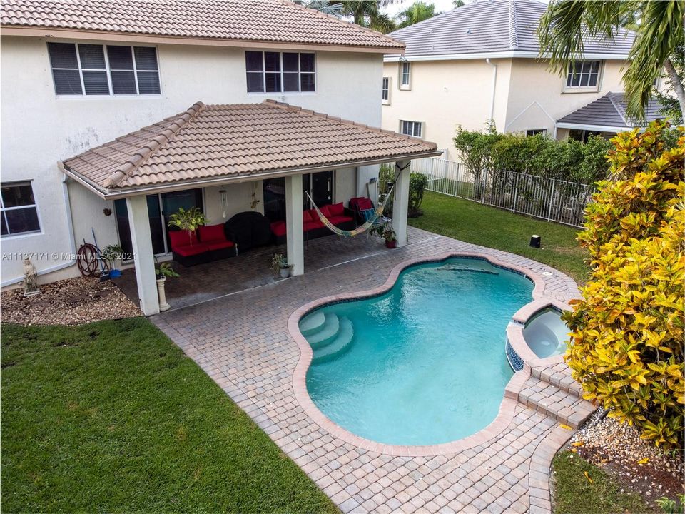 Recently Sold: $949,900 (5 beds, 4 baths, 3696 Square Feet)