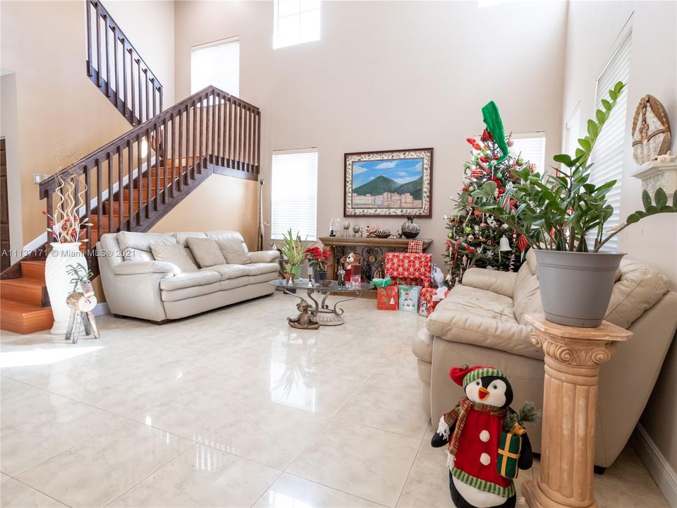 Recently Sold: $949,900 (5 beds, 4 baths, 3696 Square Feet)