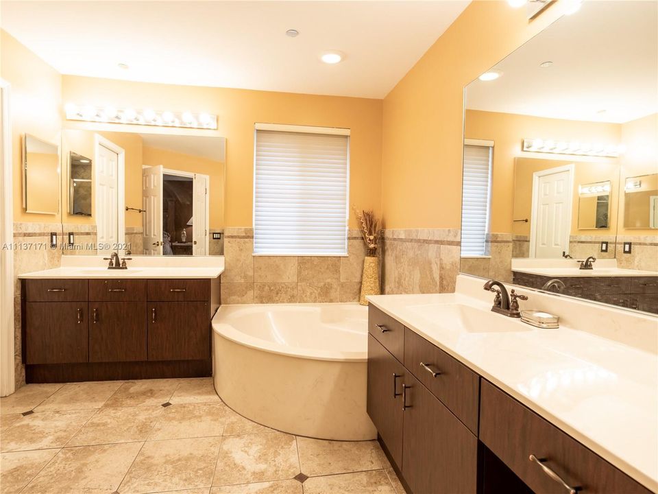 Recently Sold: $949,900 (5 beds, 4 baths, 3696 Square Feet)