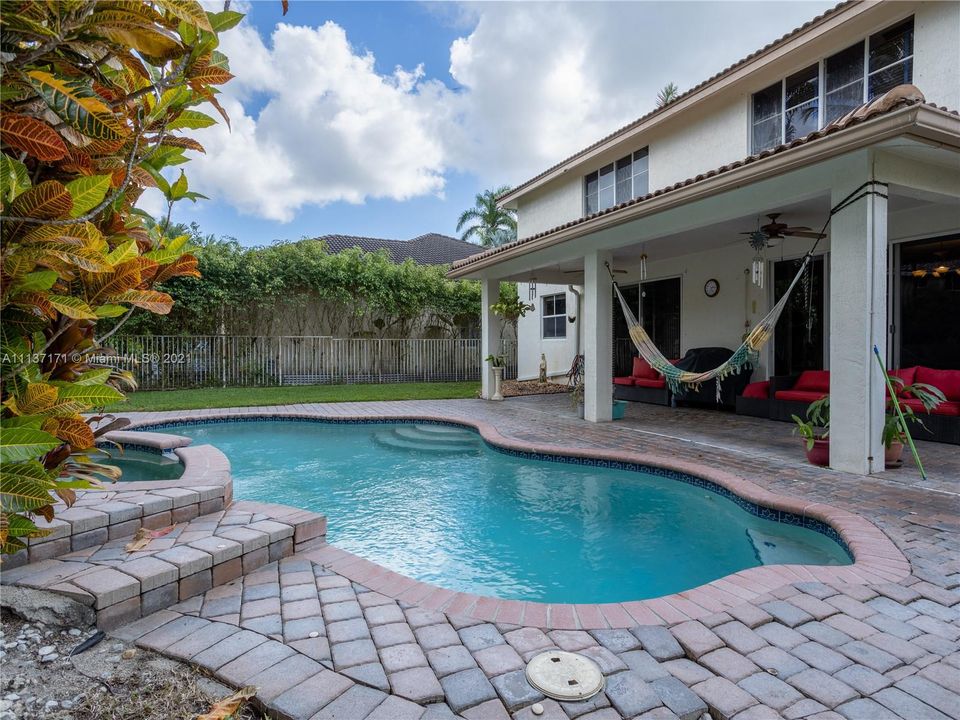 Recently Sold: $949,900 (5 beds, 4 baths, 3696 Square Feet)