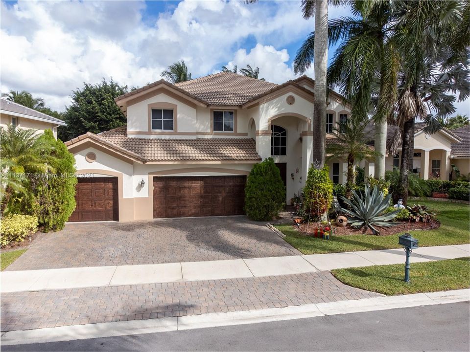 Recently Sold: $949,900 (5 beds, 4 baths, 3696 Square Feet)