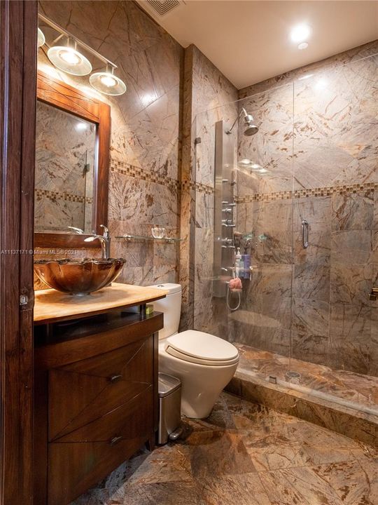 Recently Sold: $949,900 (5 beds, 4 baths, 3696 Square Feet)