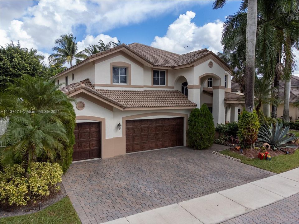 Recently Sold: $949,900 (5 beds, 4 baths, 3696 Square Feet)