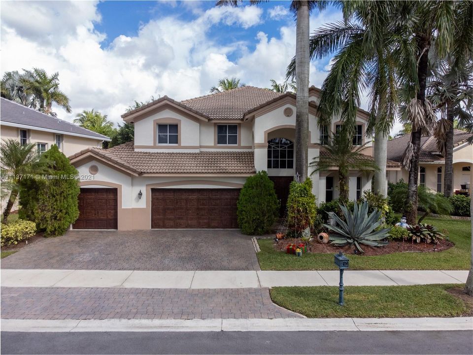 Recently Sold: $949,900 (5 beds, 4 baths, 3696 Square Feet)