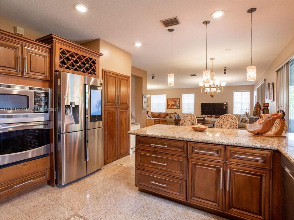 Recently Sold: $949,900 (5 beds, 4 baths, 3696 Square Feet)