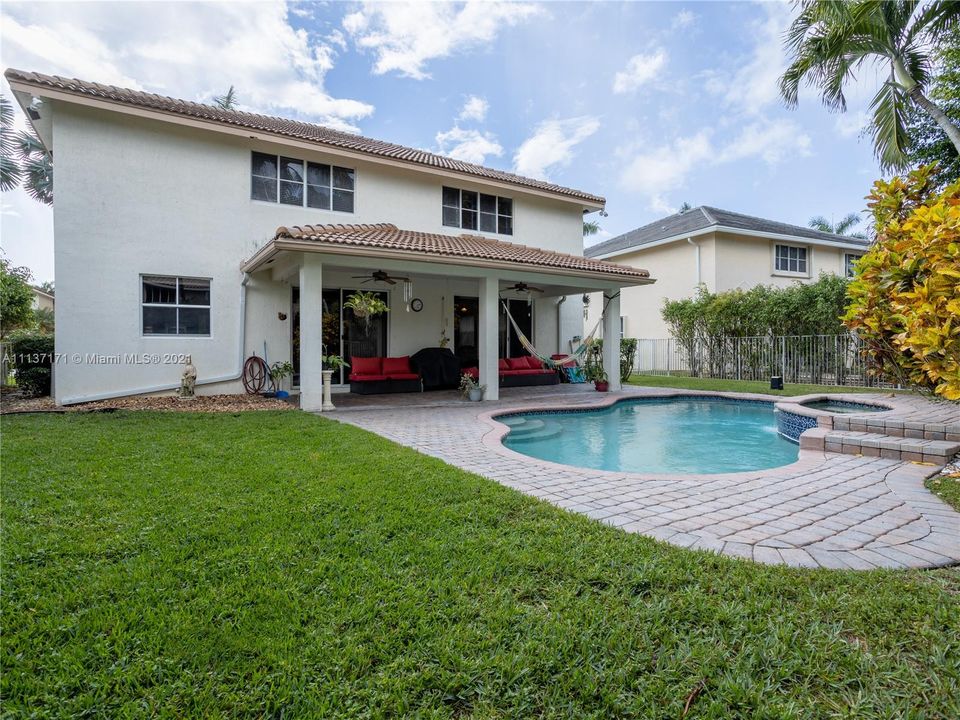 Recently Sold: $949,900 (5 beds, 4 baths, 3696 Square Feet)