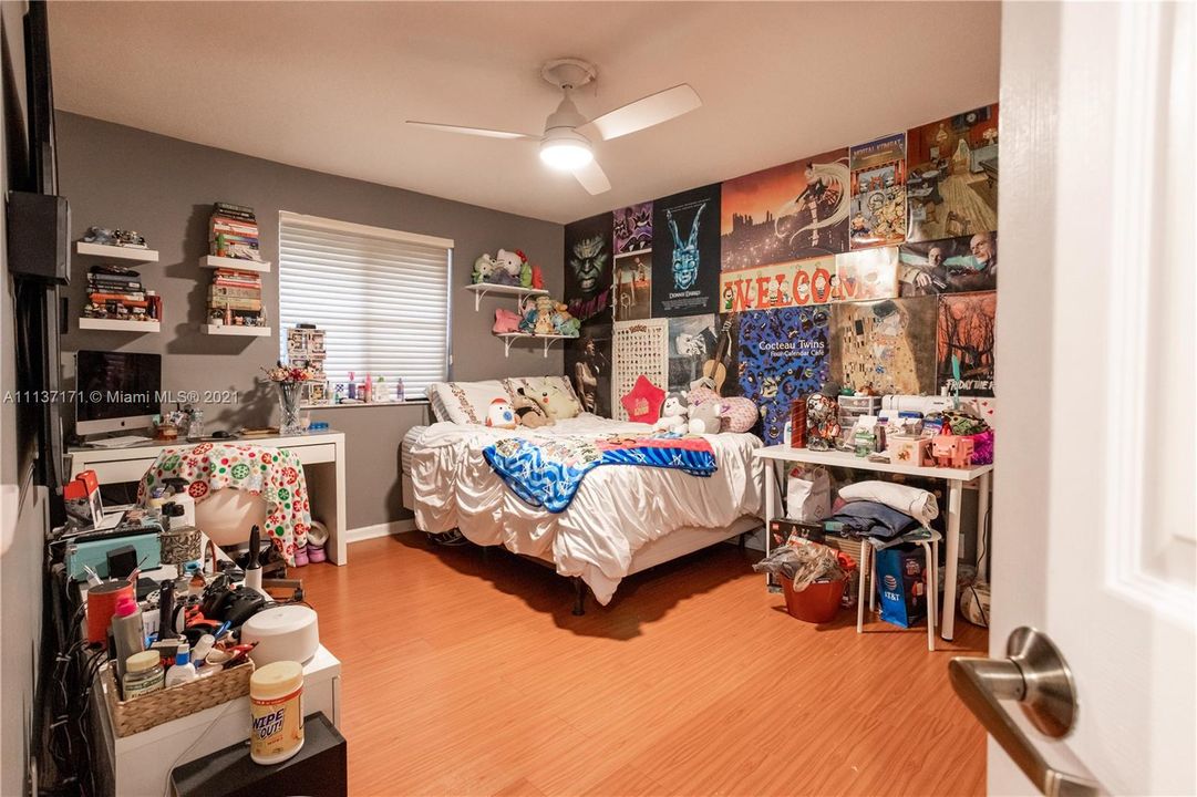 Recently Sold: $949,900 (5 beds, 4 baths, 3696 Square Feet)