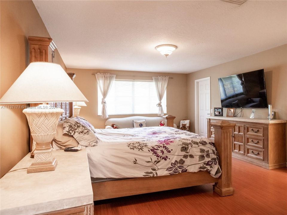 Recently Sold: $949,900 (5 beds, 4 baths, 3696 Square Feet)