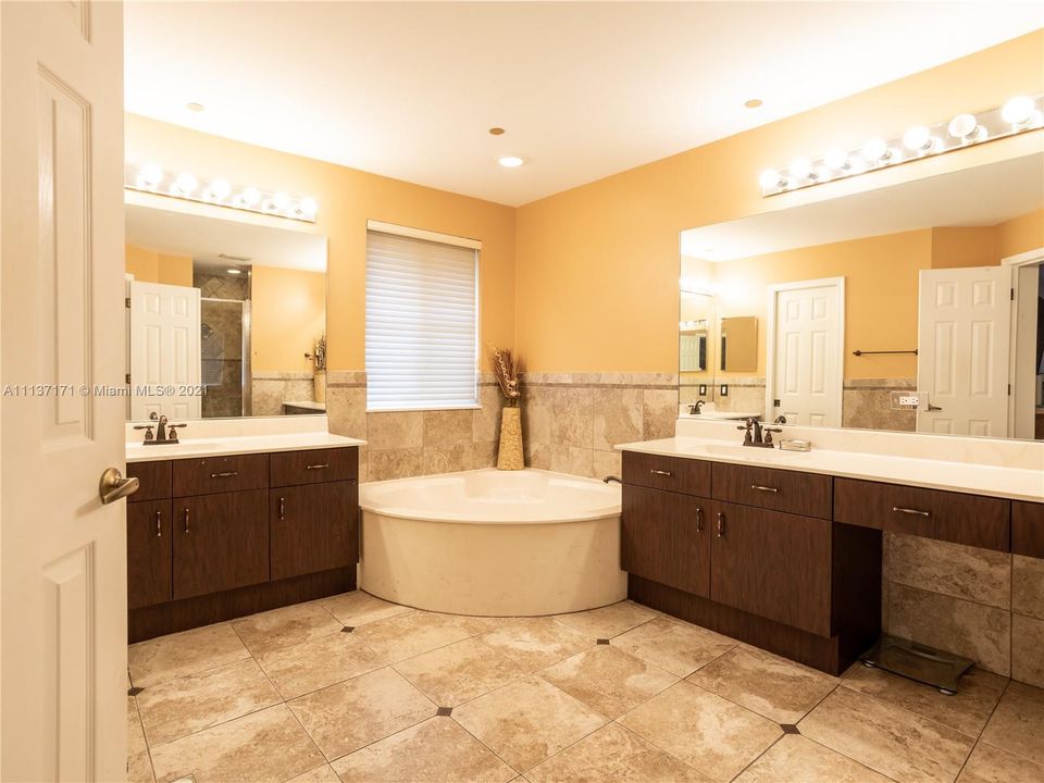 Recently Sold: $949,900 (5 beds, 4 baths, 3696 Square Feet)