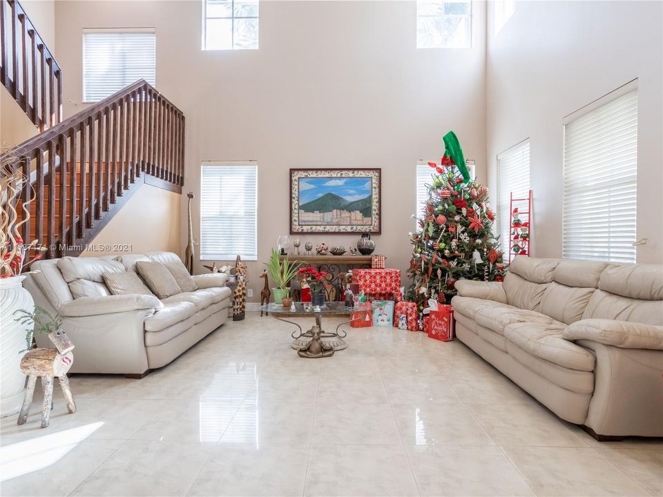 Recently Sold: $949,900 (5 beds, 4 baths, 3696 Square Feet)