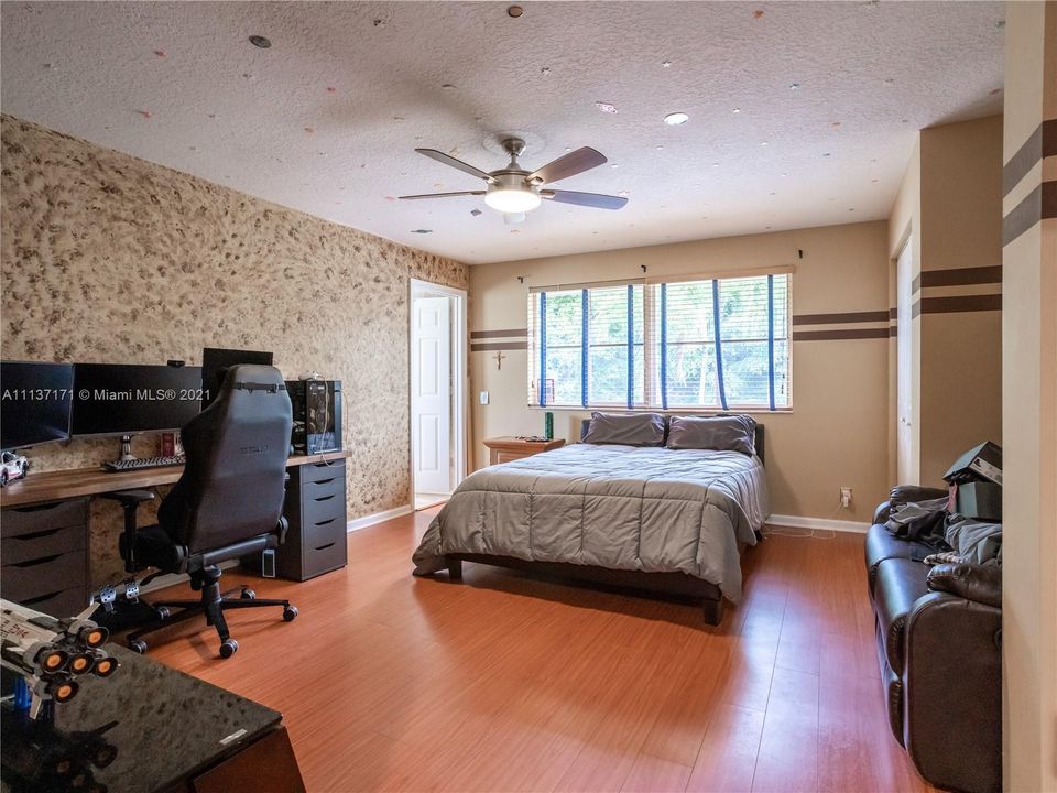 Recently Sold: $949,900 (5 beds, 4 baths, 3696 Square Feet)