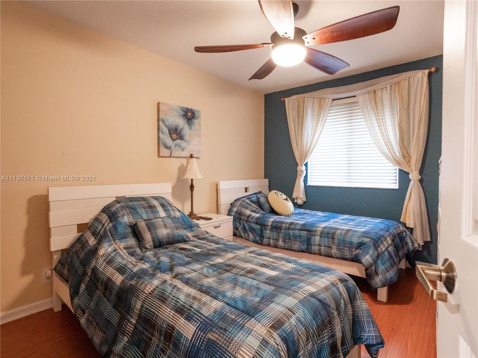 Recently Sold: $949,900 (5 beds, 4 baths, 3696 Square Feet)