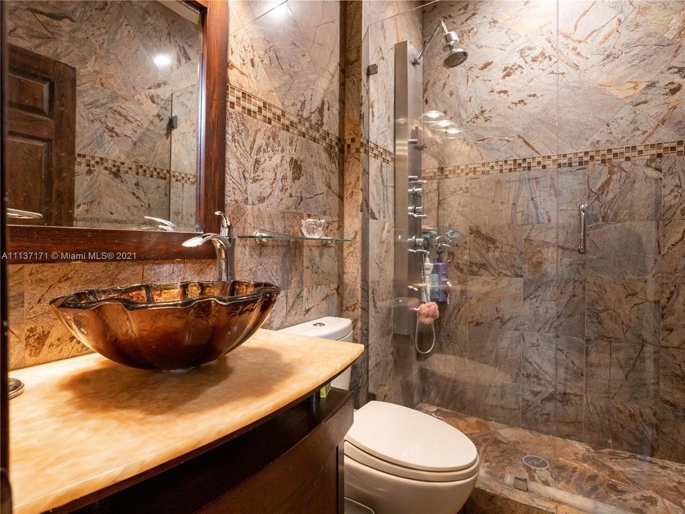 Recently Sold: $949,900 (5 beds, 4 baths, 3696 Square Feet)