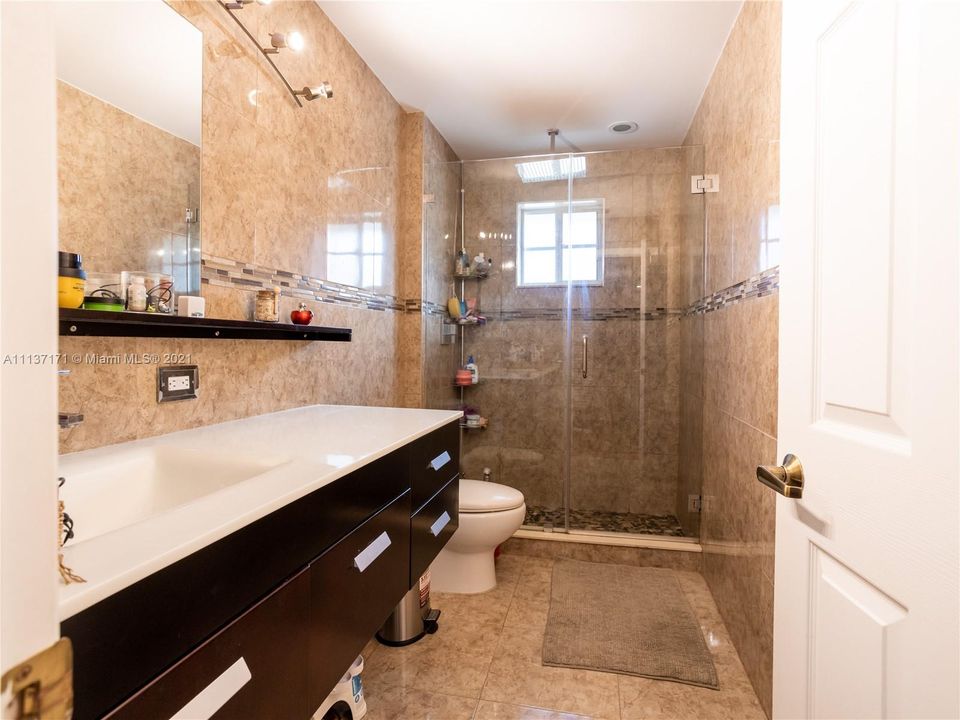 Recently Sold: $949,900 (5 beds, 4 baths, 3696 Square Feet)