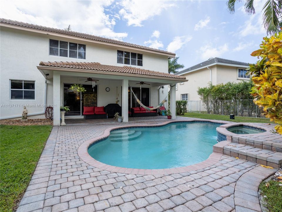 Recently Sold: $949,900 (5 beds, 4 baths, 3696 Square Feet)