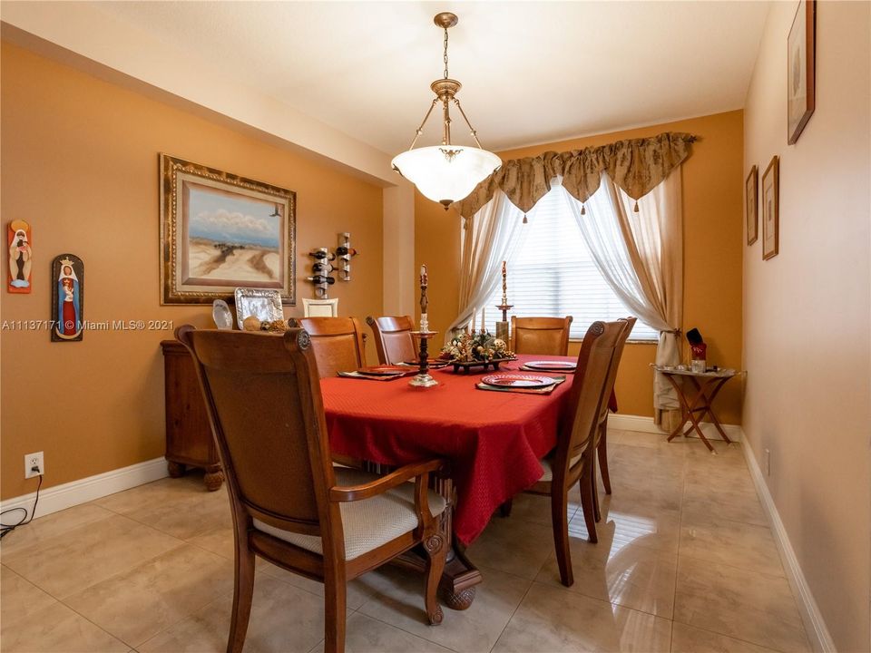 Recently Sold: $949,900 (5 beds, 4 baths, 3696 Square Feet)