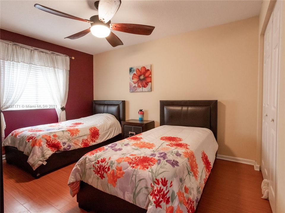 Recently Sold: $949,900 (5 beds, 4 baths, 3696 Square Feet)