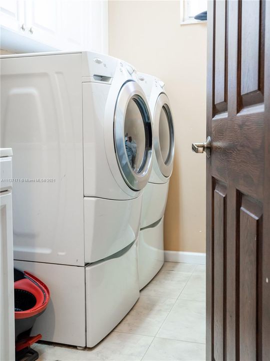 Recently Sold: $949,900 (5 beds, 4 baths, 3696 Square Feet)