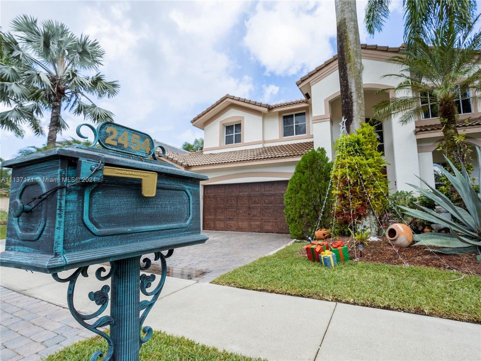 Recently Sold: $949,900 (5 beds, 4 baths, 3696 Square Feet)