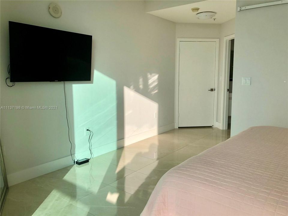 Recently Rented: $4,300 (2 beds, 2 baths, 1099 Square Feet)