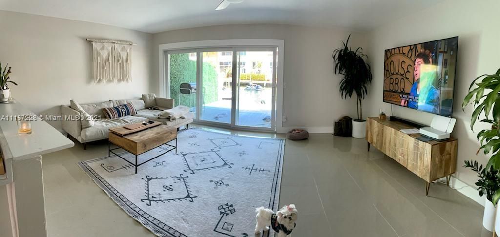 Living room area, access to the the remodeled patio/deck and the community dock