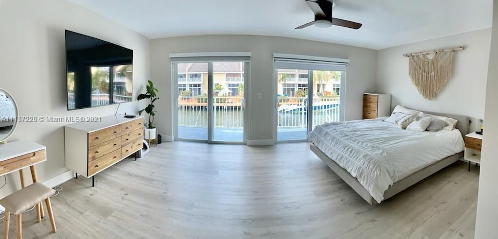 Large masterbedroom overlooking the canal. Large terrace can fit evening dining table where you will enjoy the sunsets.