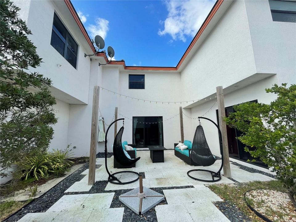 Recently Sold: $920,000 (5 beds, 3 baths, 3019 Square Feet)