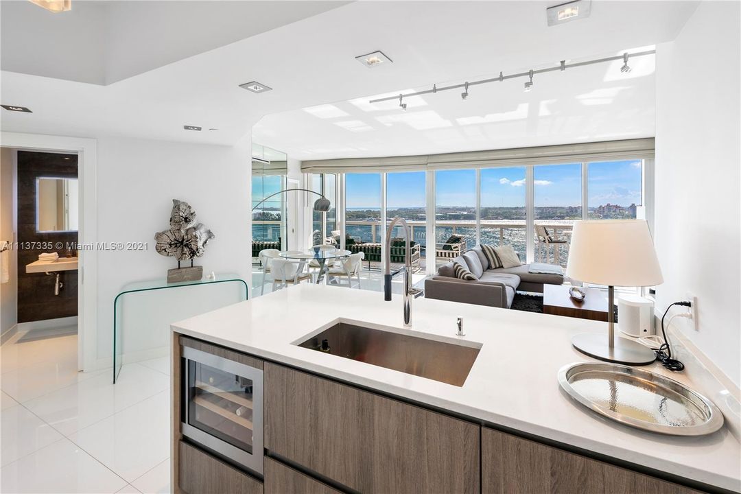 Recently Sold: $2,595,000 (2 beds, 2 baths, 1425 Square Feet)