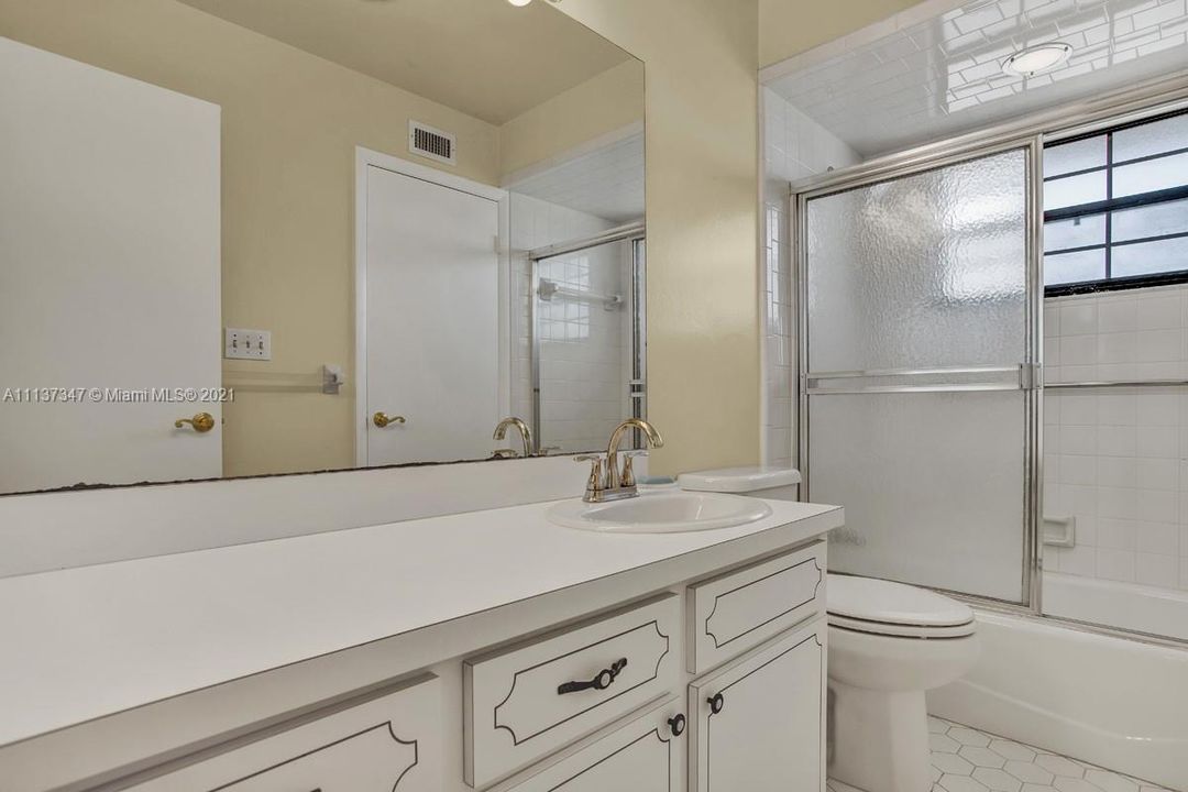 最近售出: $335,000 (3 贝兹, 2 浴室, 2058 平方英尺)